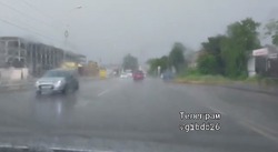 Переждать ливень на безопасной парковке призывают водителей Пятигорска