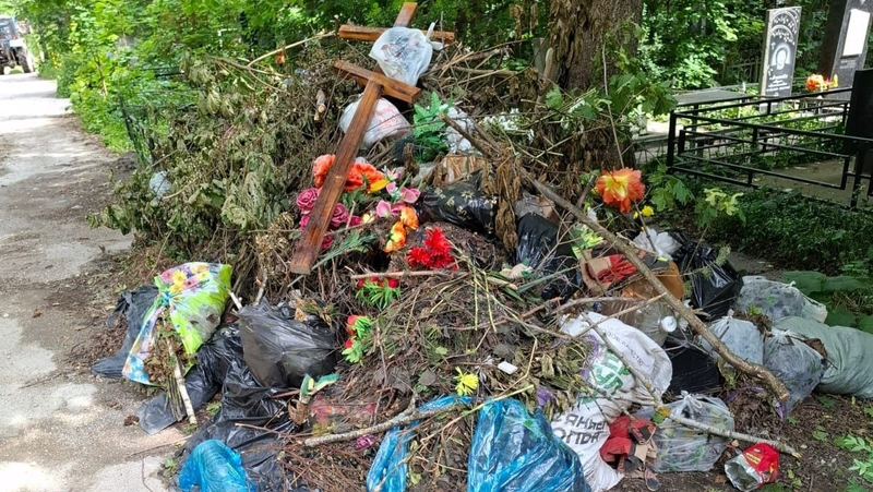 В Ессентуках с кладбища вывезли шесть грузовиков мусора