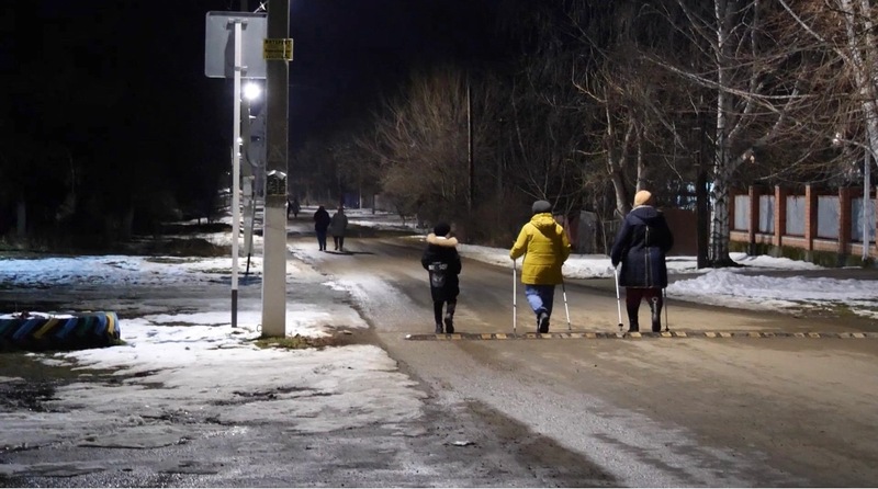 Жители ставропольского села занимаются скандинавской ходьбой под светом новых фонарей
