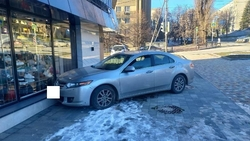 Водитель потерял сознание и врезался в здание в Ставрополе 