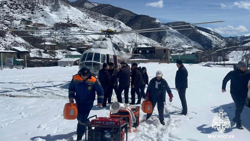 В отрезанное снегом село Дагестана вертолётом доставили помощь сотрудники МЧС РФ