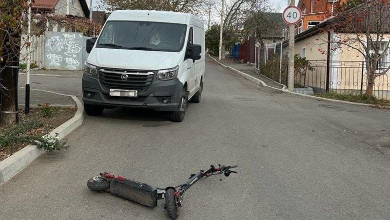 Подросток на электросамокате попал под грузовик в Ставрополе