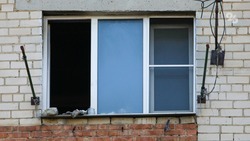 В юго-западном районе Ставрополя молодой человек выпал из окна и погиб