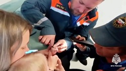 Ставропольские спасатели вызволили палец малышки из пластикового кольца