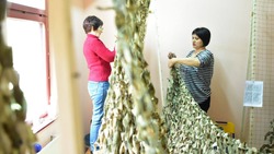 Жители Будённовского округа плетут маскировочные сети для участников СВО
