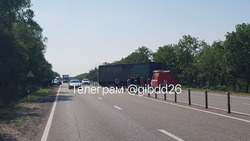 Авария с участием двух грузовиков затруднила движение на трассе под Минводами