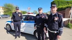 Автоинспекторы Грачёвского округа сопроводили женщину с двумя детьми до больницы