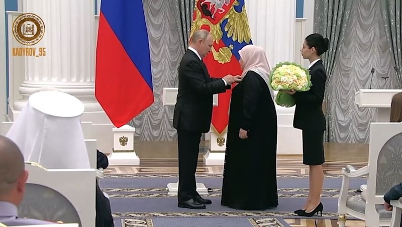 Владимир Путин наградил мать Рамзана Кадырова за активную общественную деятельность