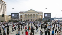 Сотня юных ставропольцев вышла на общегородскую зарядку на главной площади 