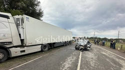 Трое детей и женщина в больнице, водитель погиб после ДТП с фурой в Дагестане