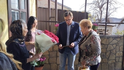 Глава Кисловодска поздравил почётных бабушек и дедушек города