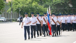 «Левой, левой, раз, два, три»: выпускники-кадеты прошли торжественным маршем по площади Ленина в Ставрополе