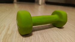 Ребёнок в Ставрополе бросил с балкона гантель на прохожего 