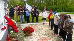 Школьники и энергетики возложили цветы к мемориалу павшим воинам в Пятигорске