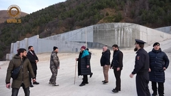 Подписчики пожелали здоровья Кадырову, опиравшемуся на палку при осмотре новой гостиницы