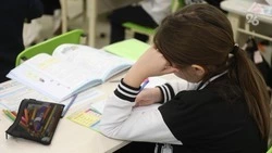 Нужно учить ребёнка чихать в локтевой сгиб, чтобы не распространять ОРВИ — врач