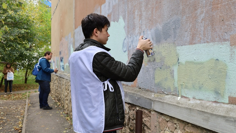 Молодые активисты очистили одну из улиц Ставрополя от рекламы наркотиков