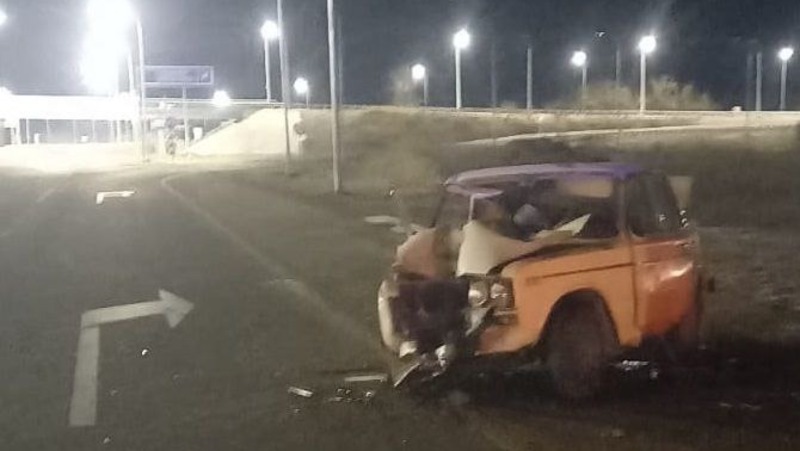 В Предгорье водитель легковушки на высокой скорости врезался в столб