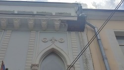 Лепнина обвалилась на тротуар со старинного здания в Ставрополе