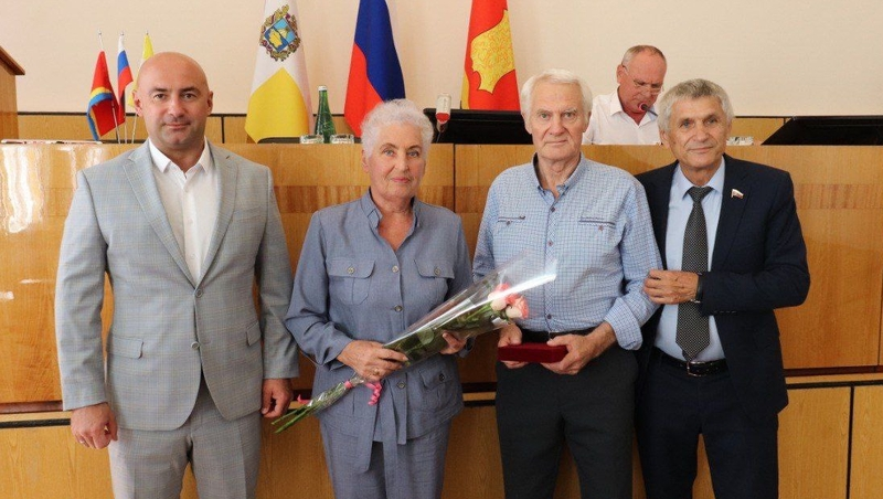 Пары из Апанасенковского округа наградили медалями за полувековой брак