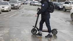 Российский эксперт перечислил последствия езды на самокате с пассажиром