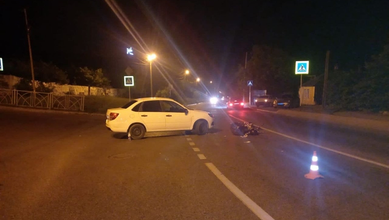 Мотоциклиста госпитализировали с переломом ноги после ДТП в Ставрополе 