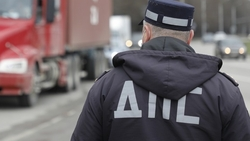 КамАЗ загорелся на трассе в Нефтекумском округе