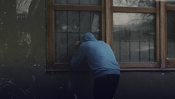 Студент пытался выкинуть полкилограмма наркотиков при виде полицейских в Георгиевске