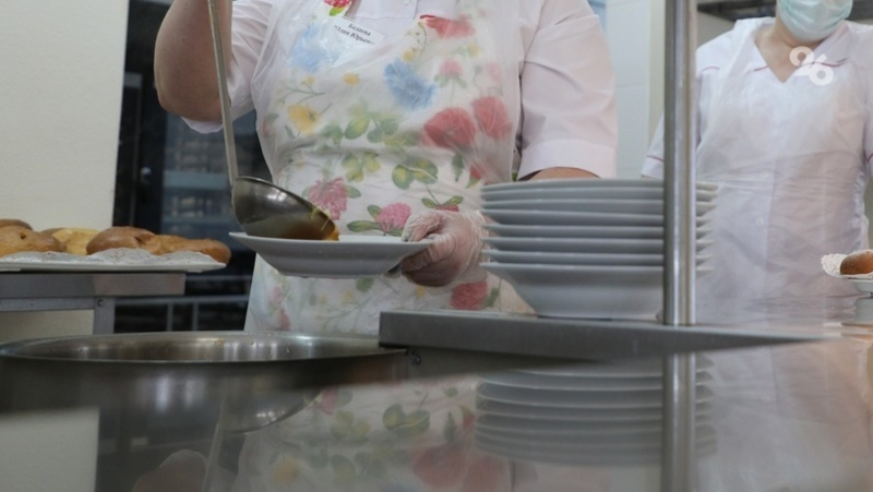 Поставщик оставил без горячих обедов учеников 15 школ на Ставрополье