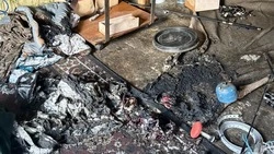 Мотоцикл в сарае подожгли на Ставрополье, по одной из версий, пострадал человек 