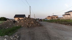 Жители ставропольских СНТ с трудом добираются до магазина из-за разбитой дороги